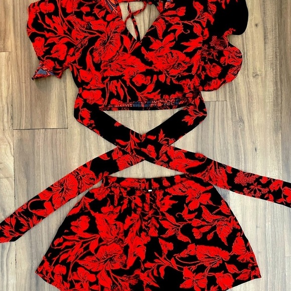 Dresses & Skirts - Red & Black 2 piece short set, floral crop top & matching short, women co-ord